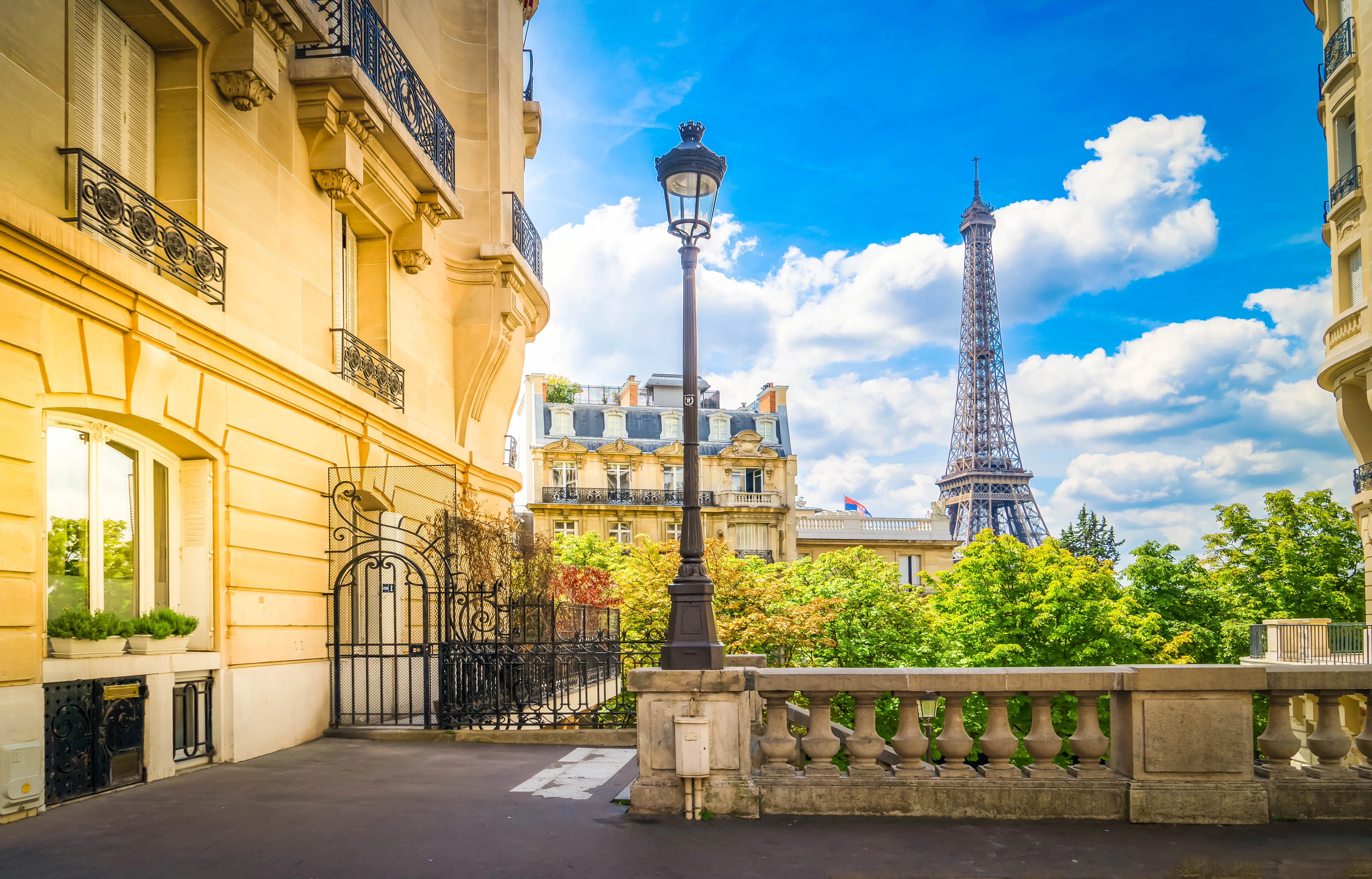 Rue parisienne avec vue Tour Eiffel
