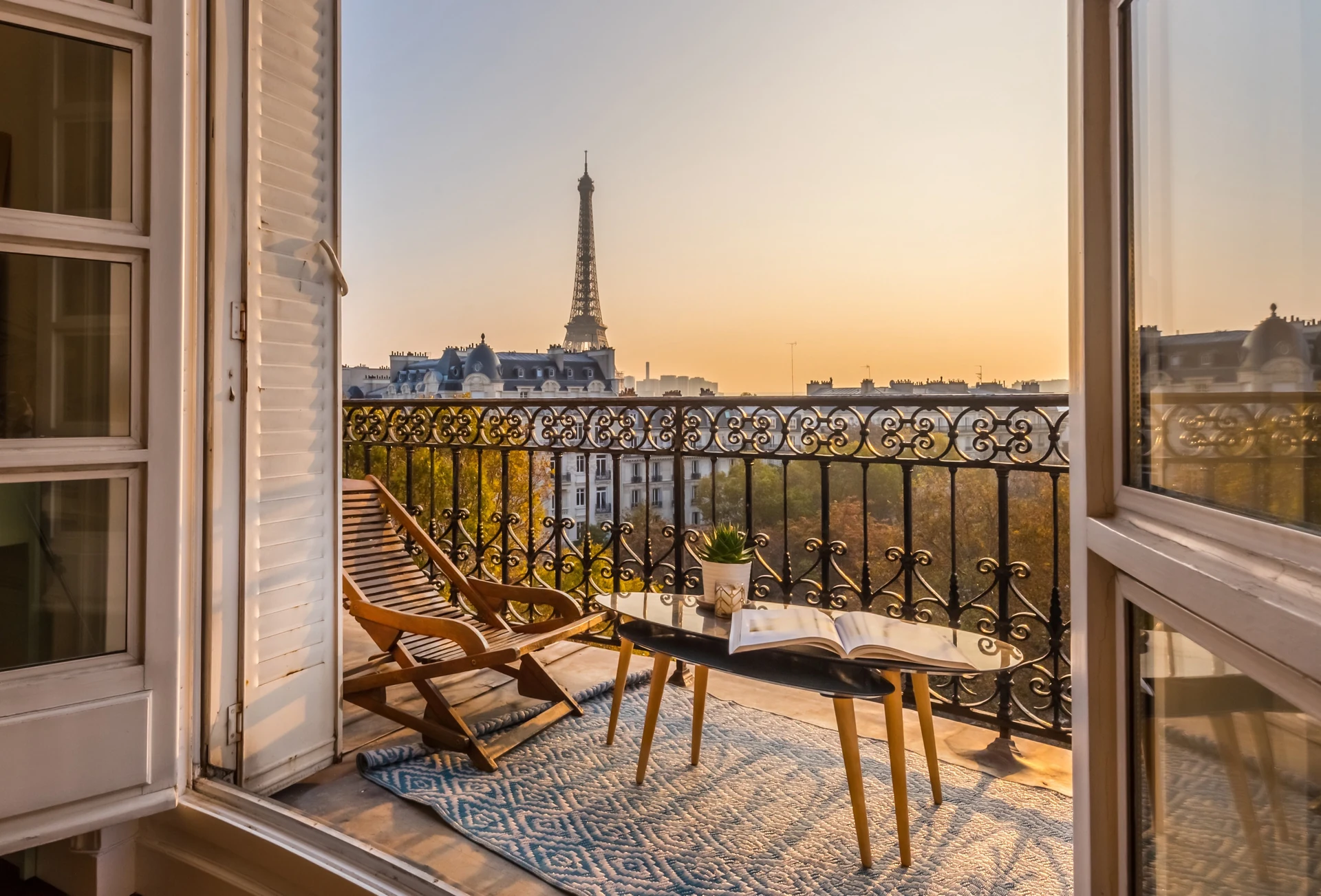 Balcon parisien avec vue sur la Tour Eiffel