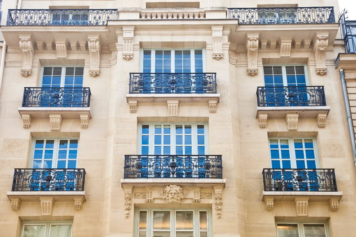 Salon haussmannien avec parquet et moulures