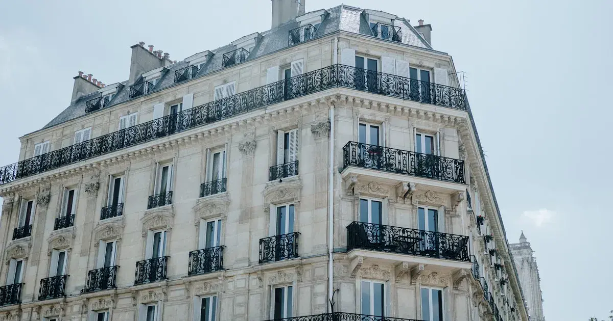 Immeuble résidentiel parisien avec balcons dans le 15e arrondissement