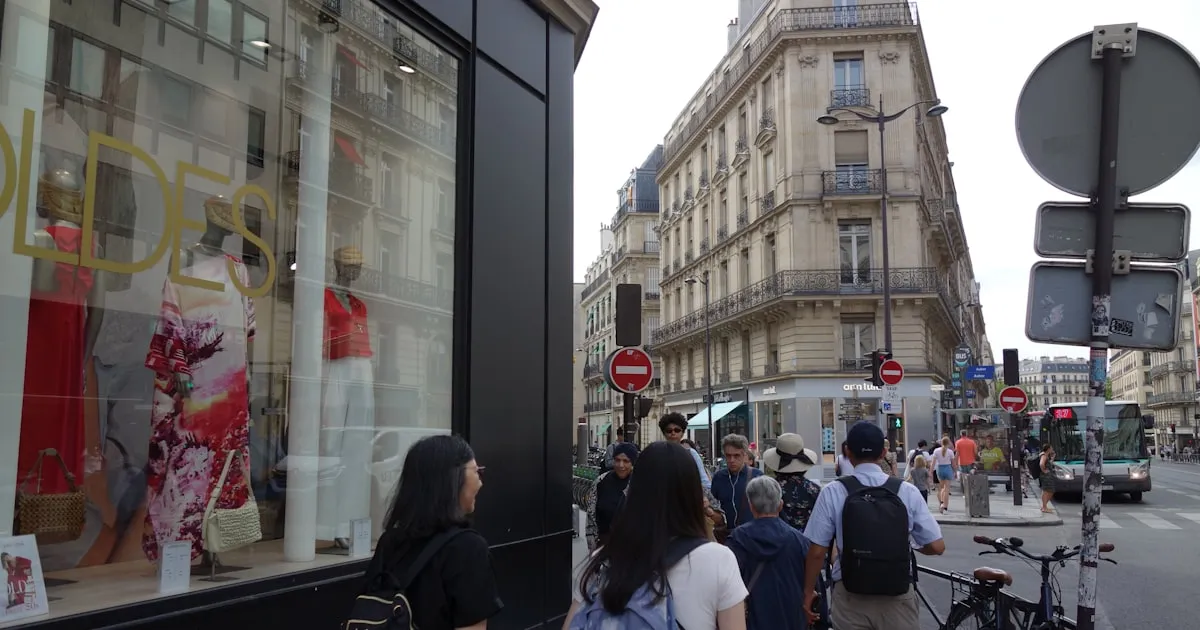 Rue animée du quartier de Belleville dans le 20e arrondissement de Paris