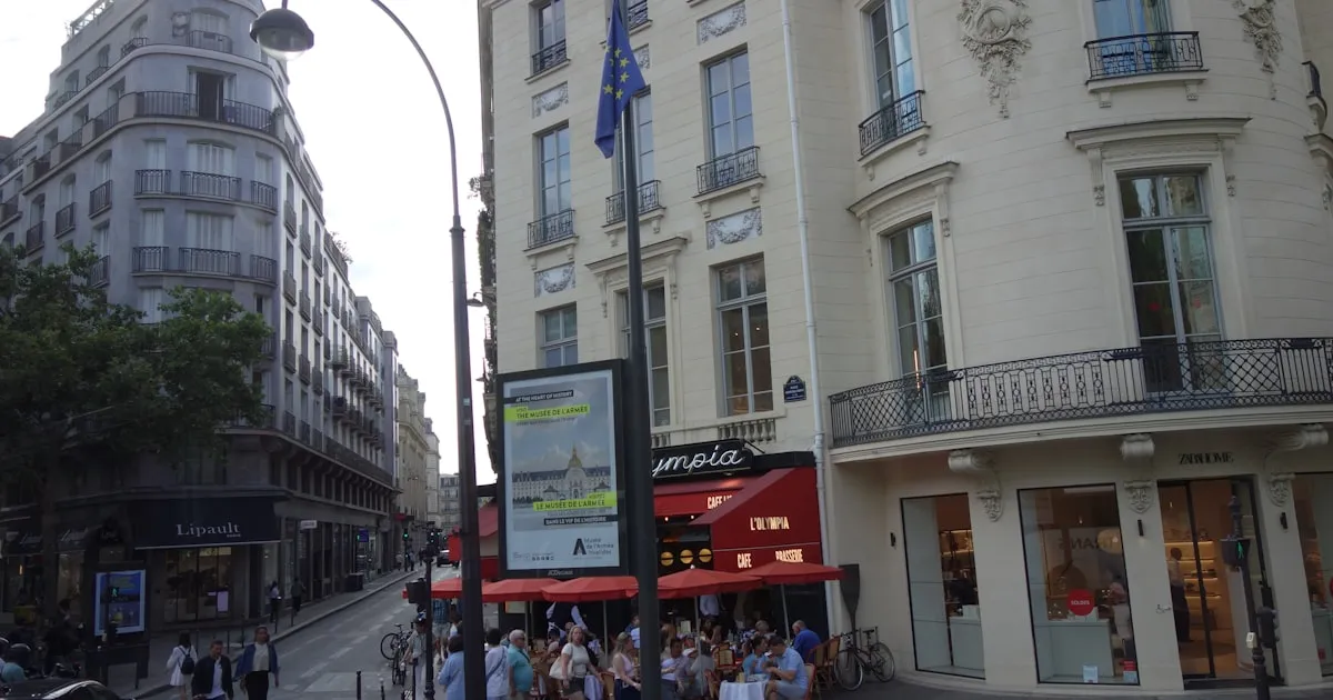 Rue et immeubles haussmanniens du Marais à Paris