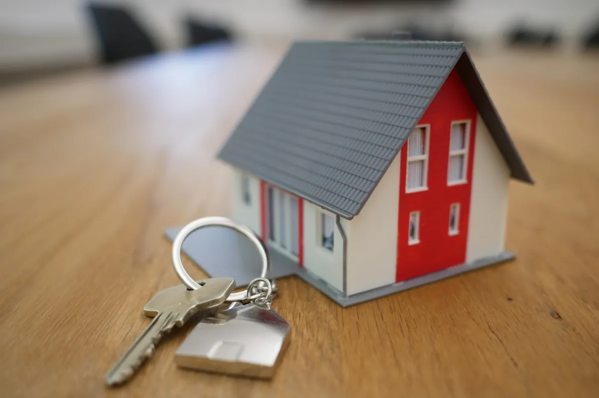 Estate agent presenting the keys to an apartment