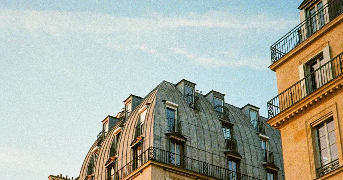 Immeubles parisiens aux toits mansardés dans le quartier des Batignolles