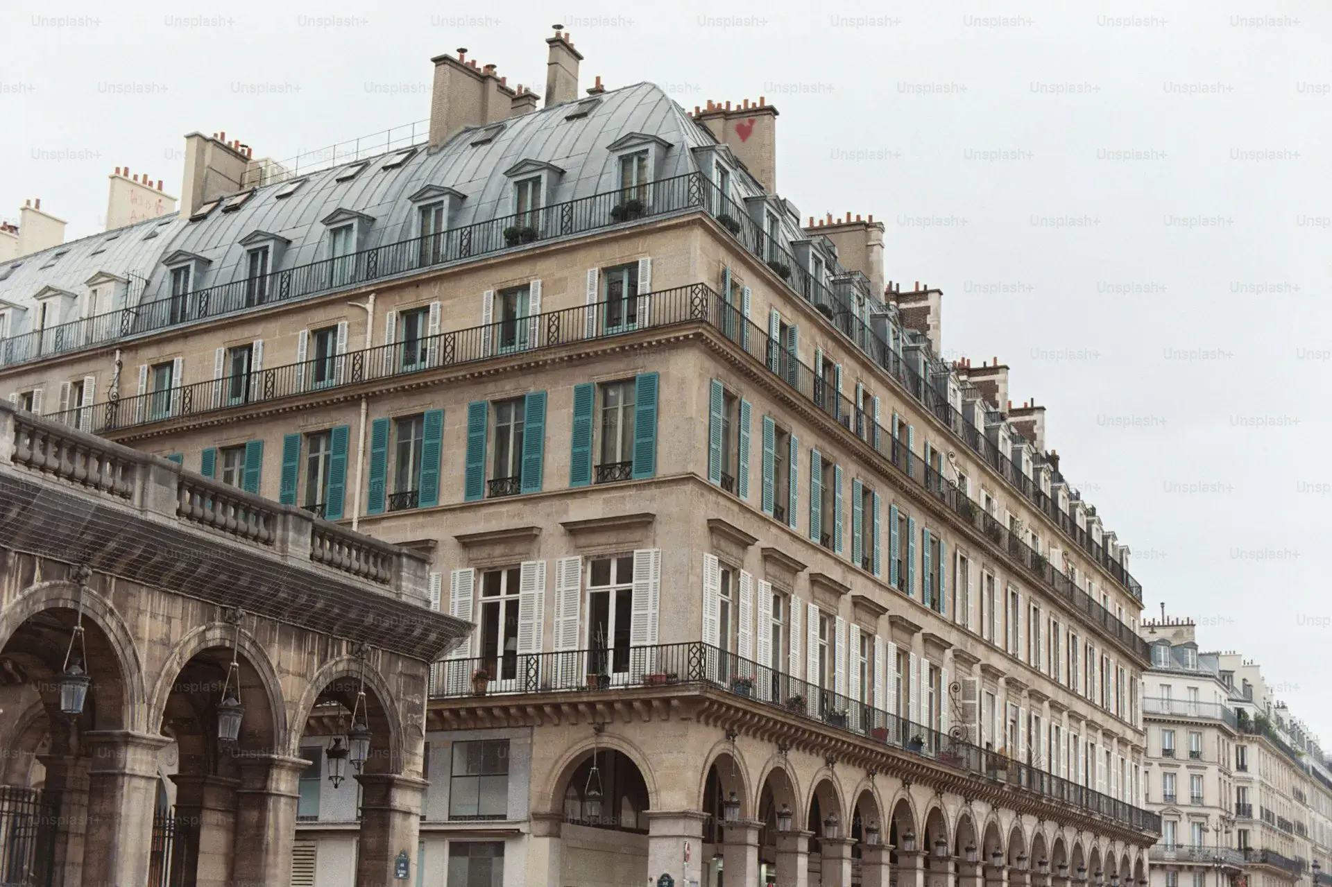 Registre de copropriété ouvert sur une table avec plans d'immeuble parisien en arrière-plan