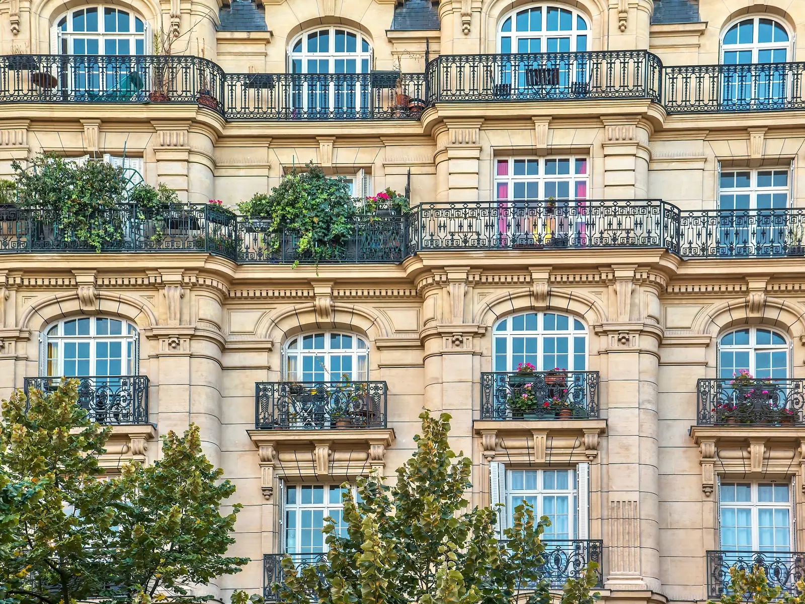 Façade haussmannienne et son balcon filé en fer forgé