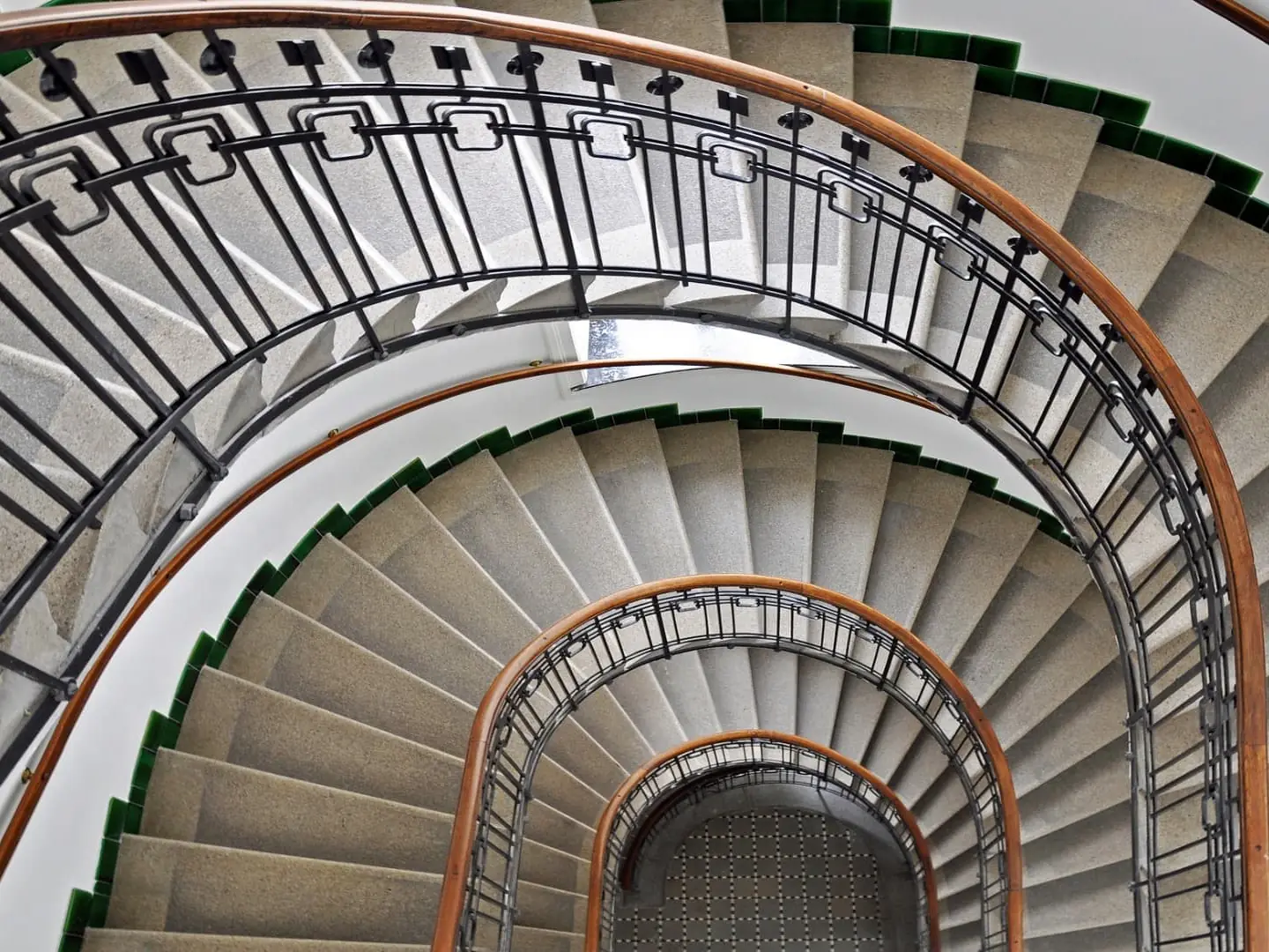 Escalier en colimaçon haussmannien vu du dernier étage