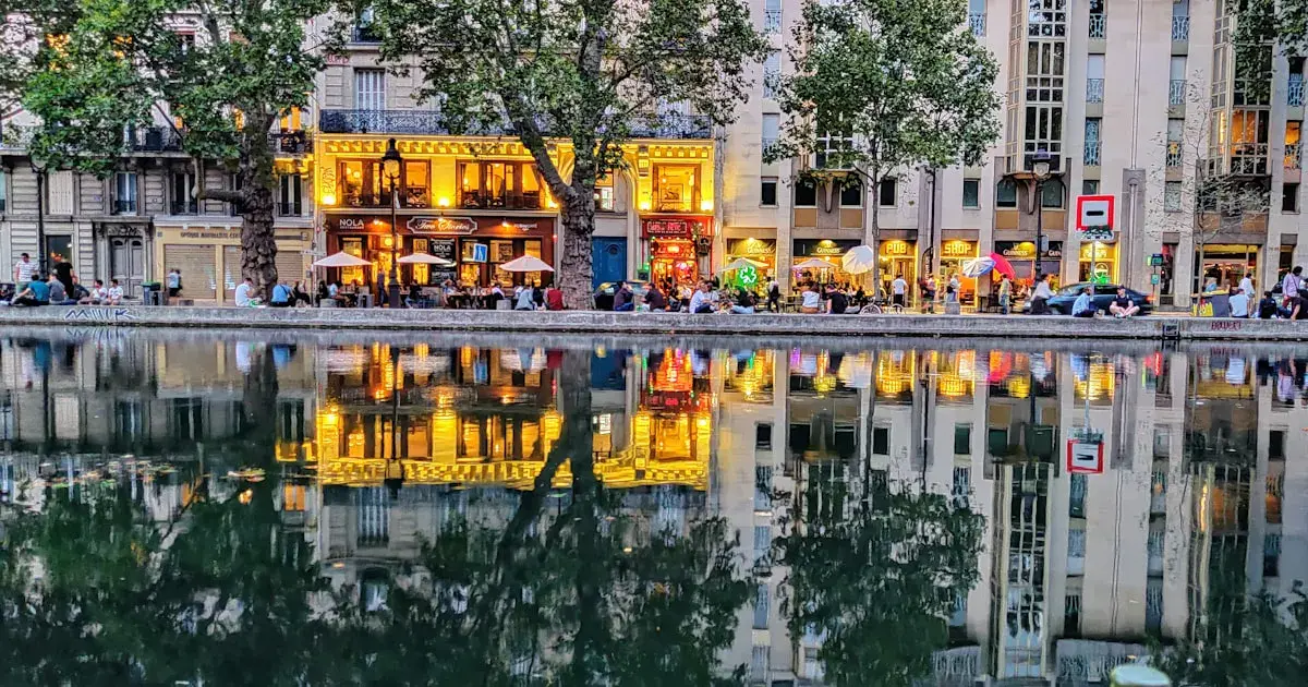 Bureau d'un courtier immobilier avec dossiers de financement et vue sur Paris