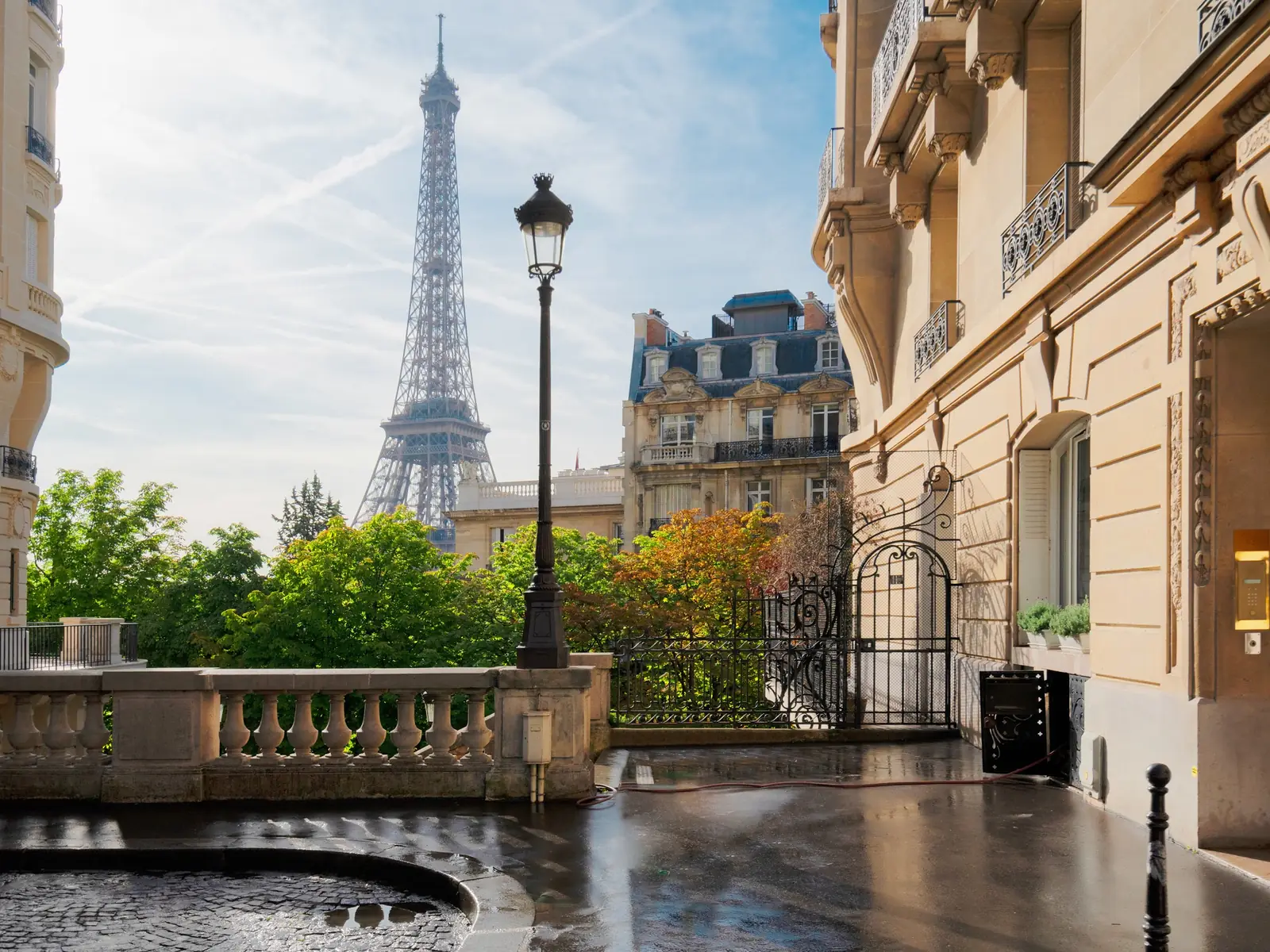 Rue parisienne ouverte sur la tour Eiffel