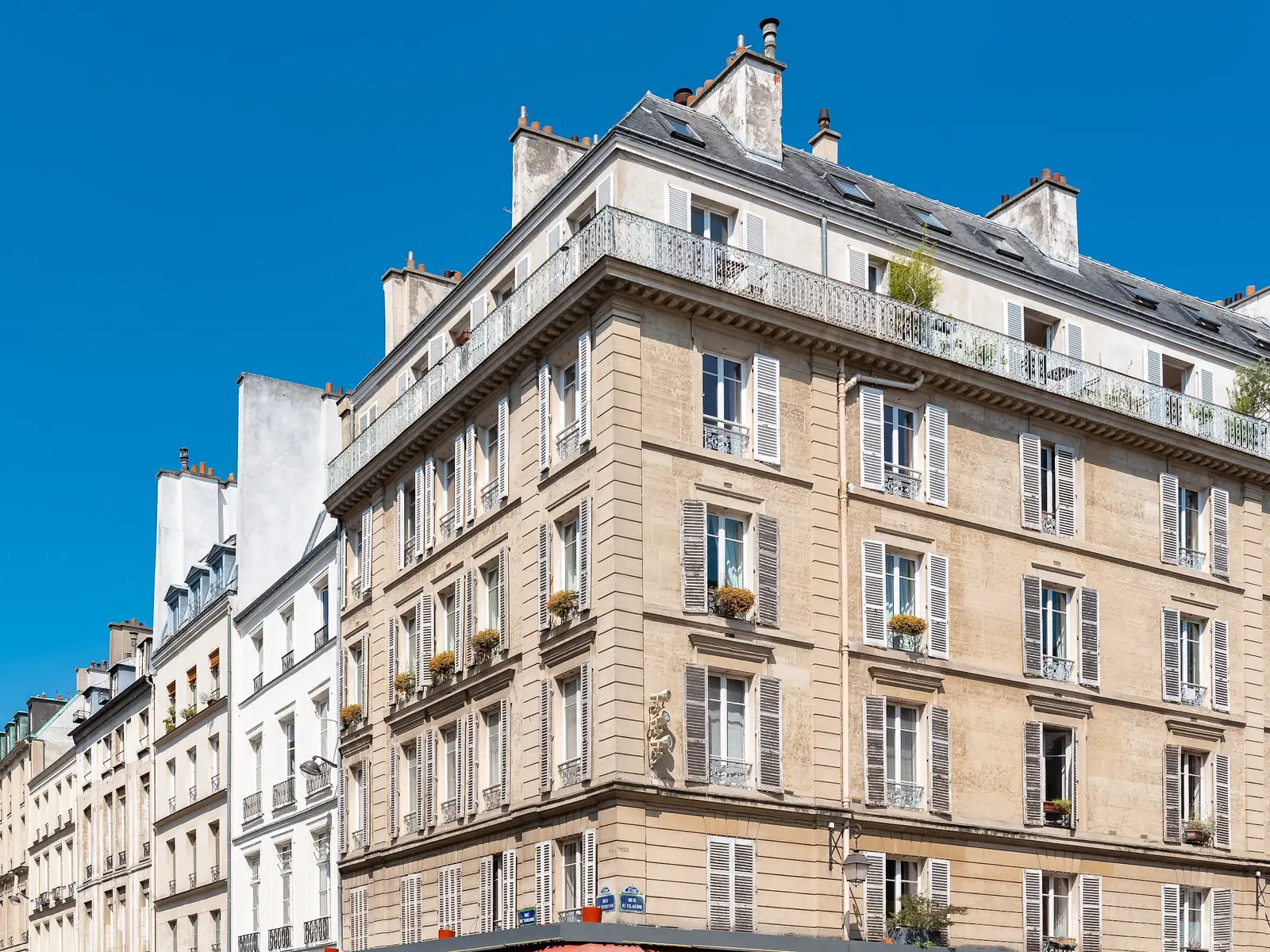 Immeuble parisien d'angle en pierre de taille