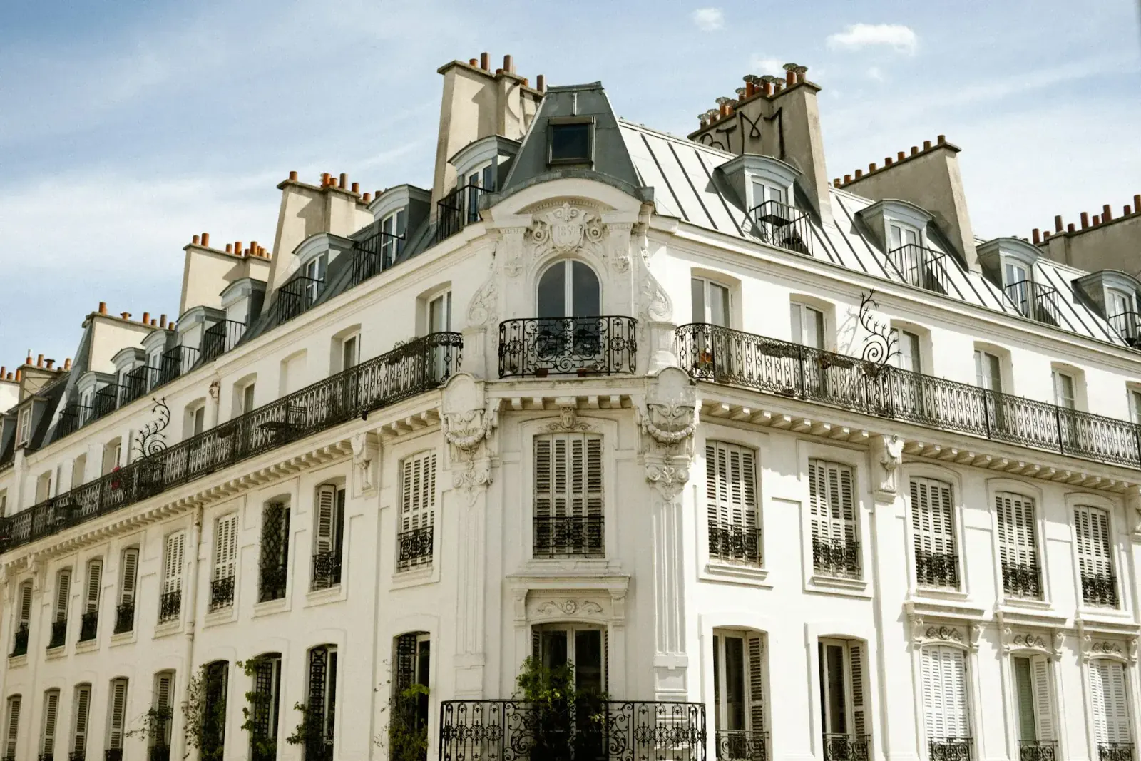 Haussmann building in Paris seen from below, symbolising real estate assets subject to the IFI wealth tax