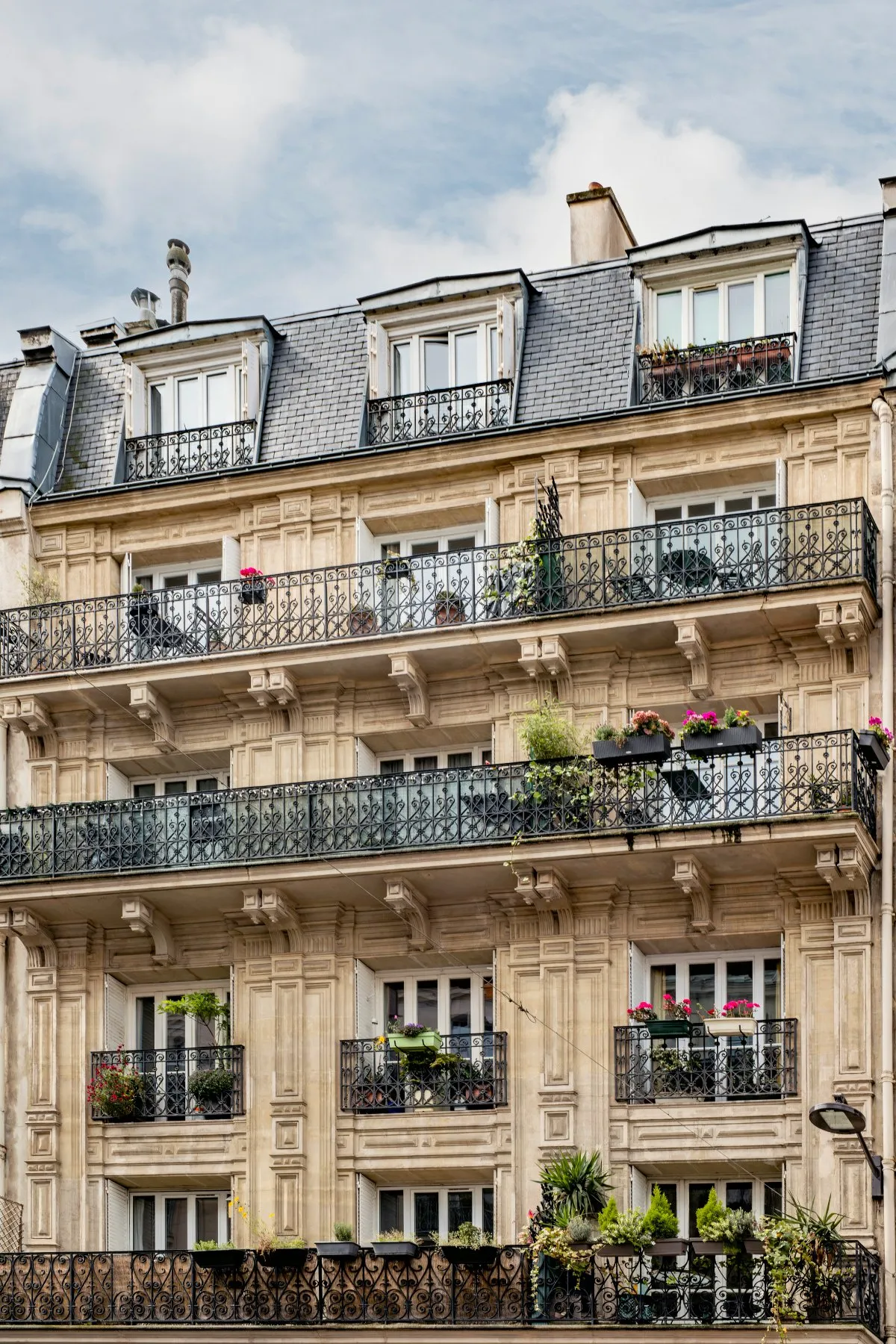 Façade d'immeuble haussmannien à Paris avec balcons en fer forgé