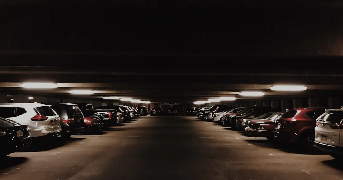 Box de parking ferme dans un sous-sol d'immeuble à Paris