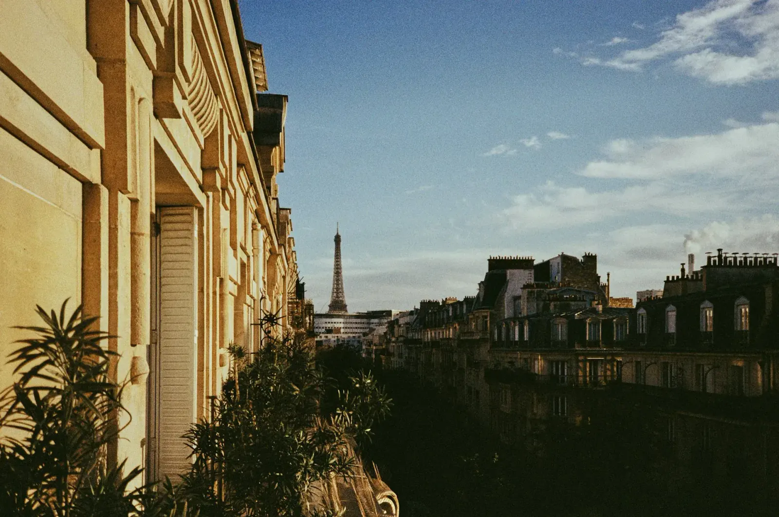 Appartement parisien lumineux avec vue sur les toits, utilisé comme résidence secondaire