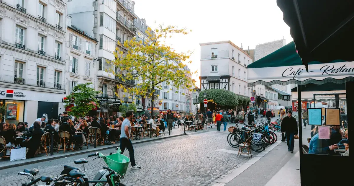 Rue animée dans un quartier résidentiel de banlieue parisienne