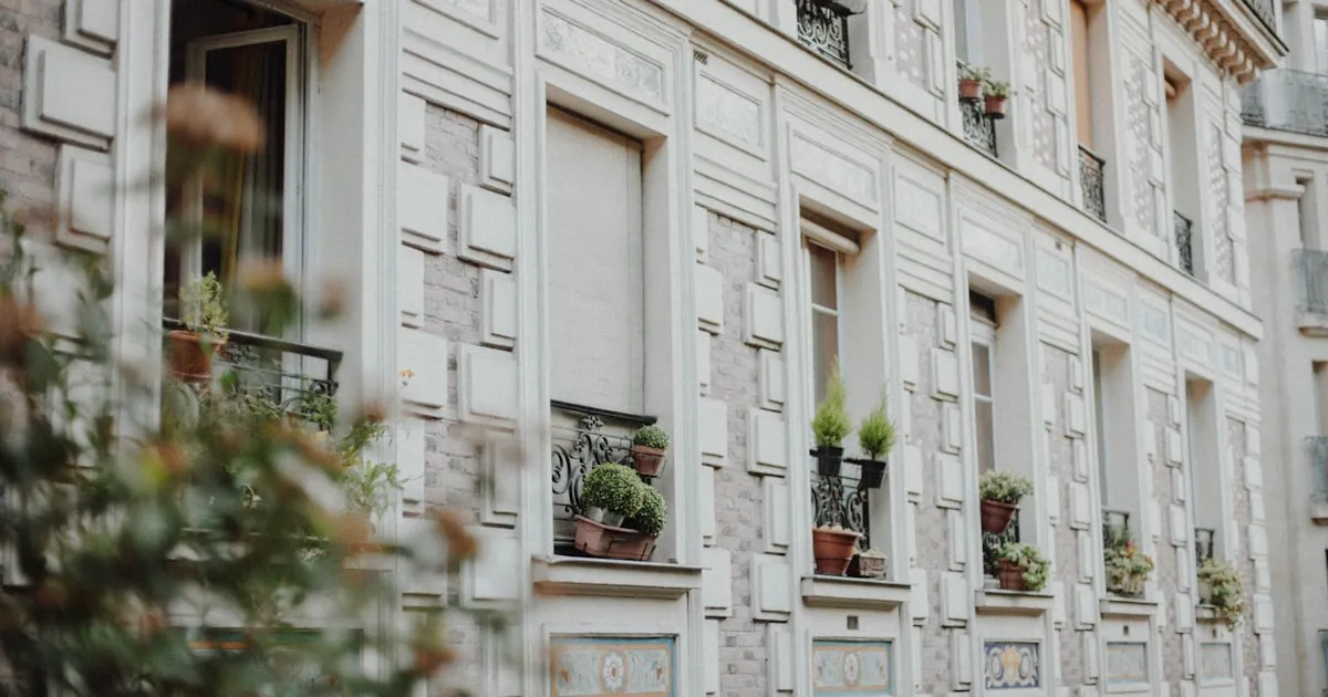 Façade ornée d'un immeuble haussmannien à Neuilly-sur-Seine