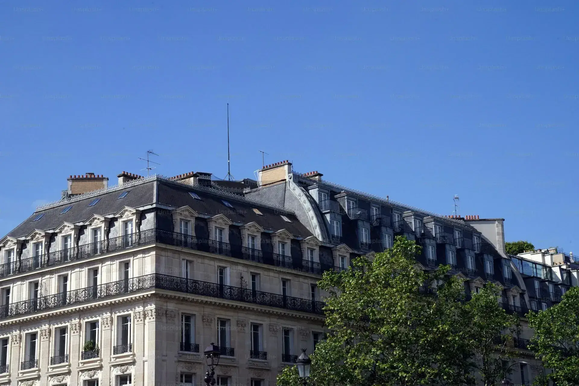 Façade en pierre restaurée d'un immeuble ancien dans un secteur sauvegardé parisien
