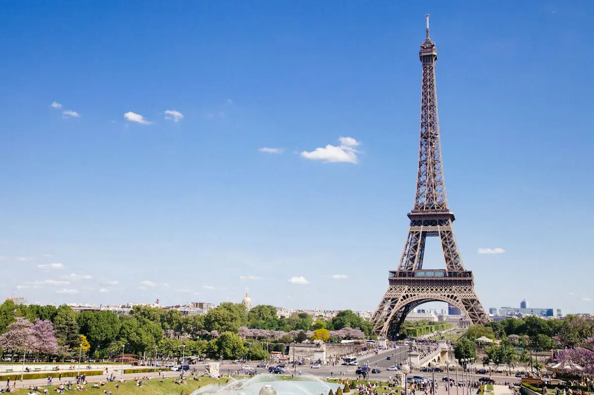 Vue panoramique sur les toits de Paris avec la Tour Eiffel en arrière-plan