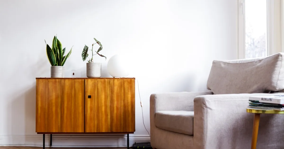 Appartement parisien en cours de rénovation avec murs en pierre apparente et parquet ancien
