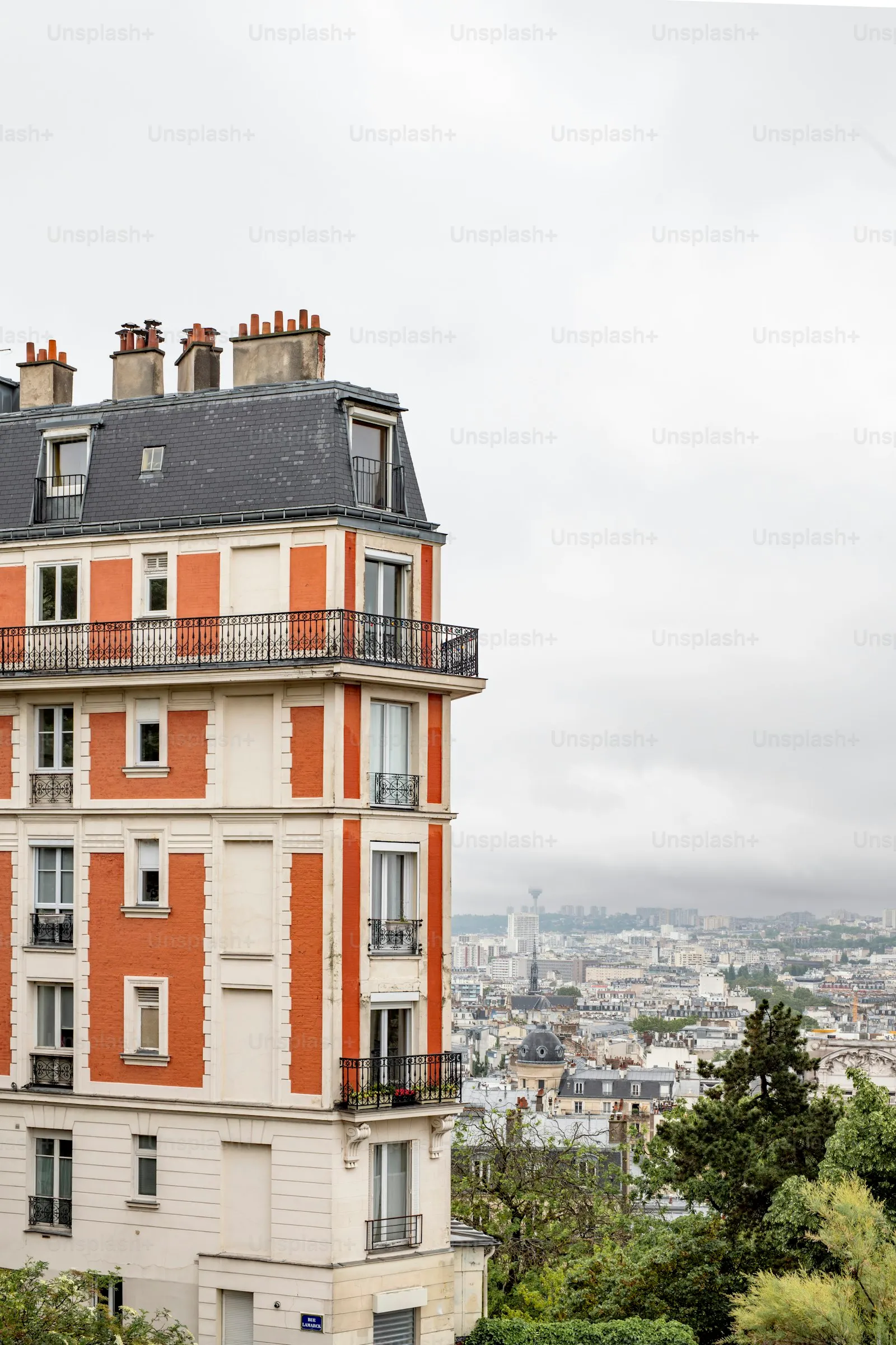 Vue sur les toits de Paris depuis un dernier étage avec balcon dans le 12e arrondissement