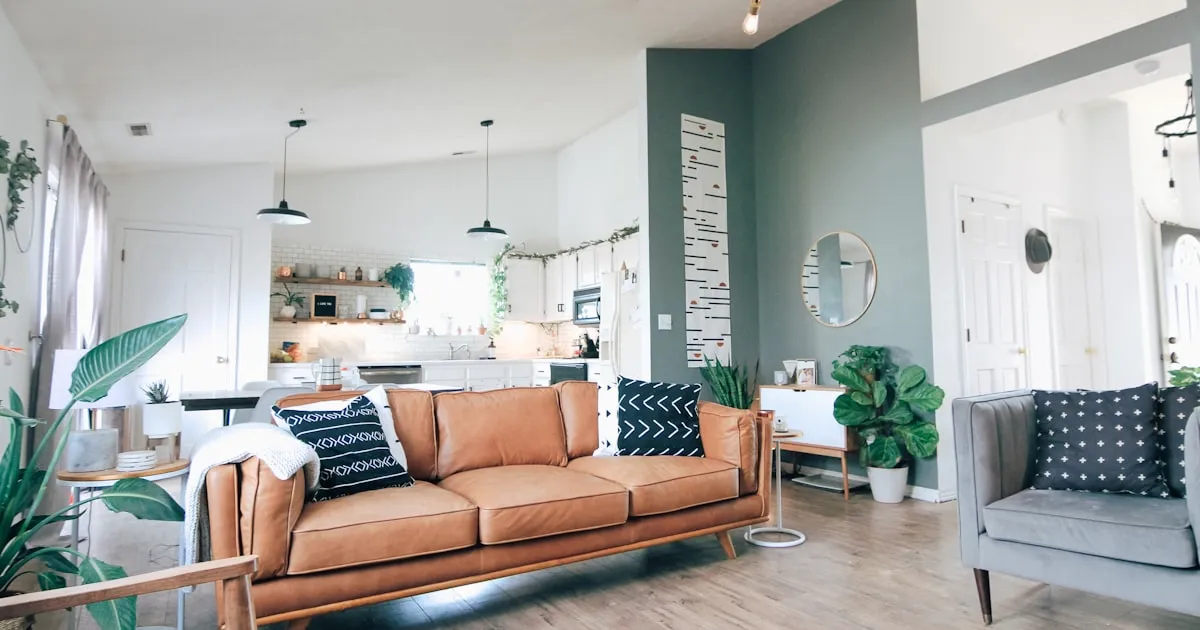 Petit studio parisien lumineux avec parquet clair et grande fenêtre