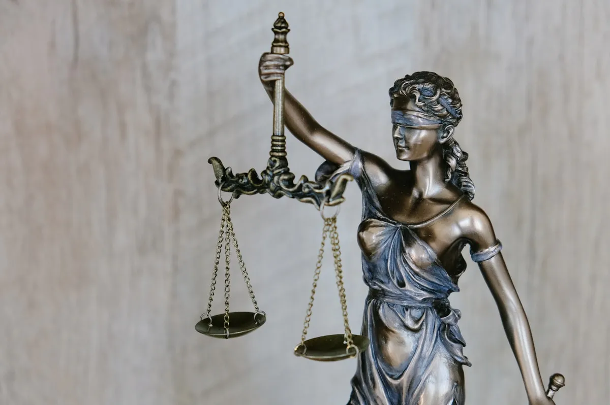 Code de la construction et de l'habitation ouvert sur un bureau