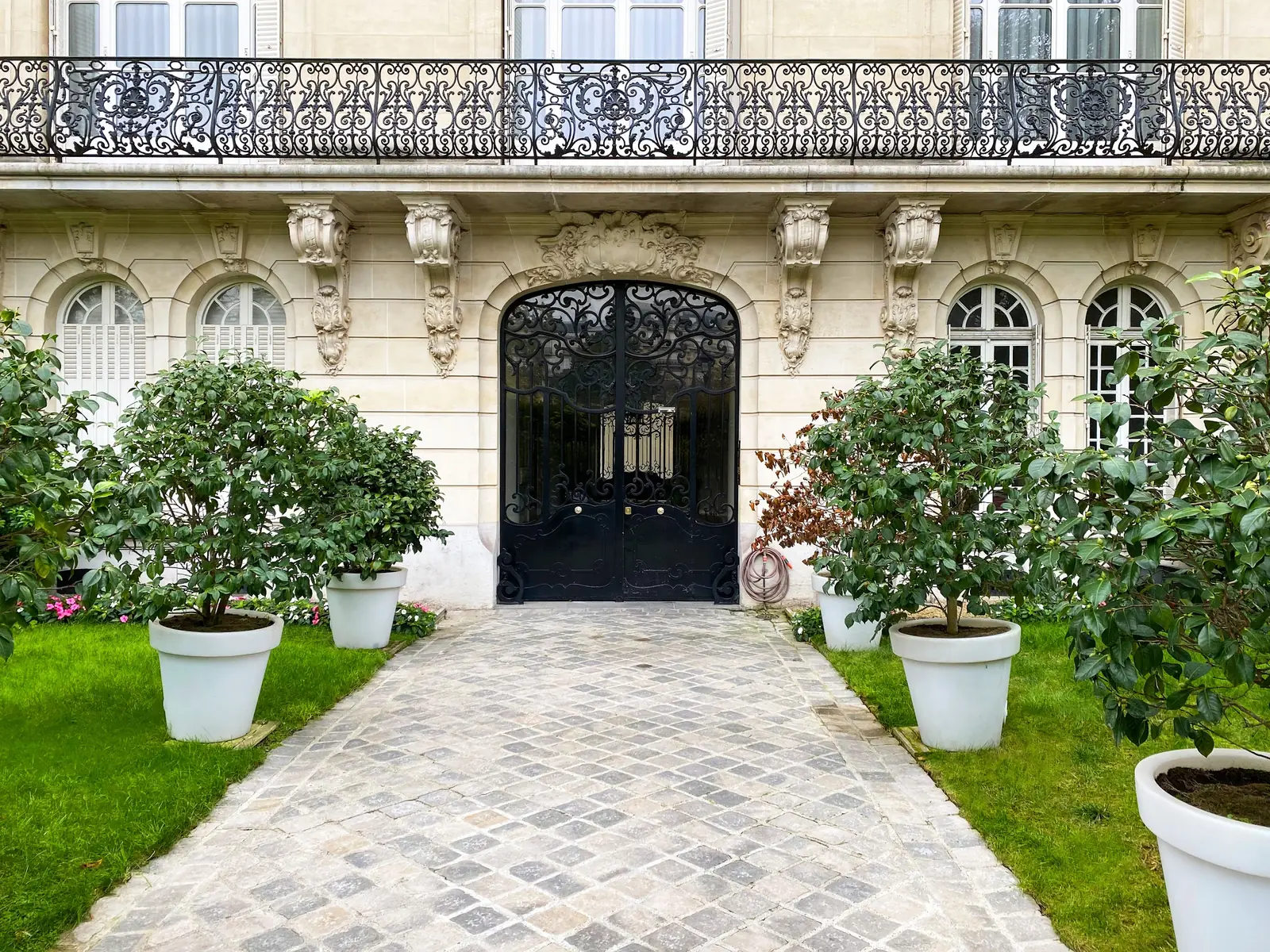 Allée pavée menant à l'entrée d'un hôtel particulier