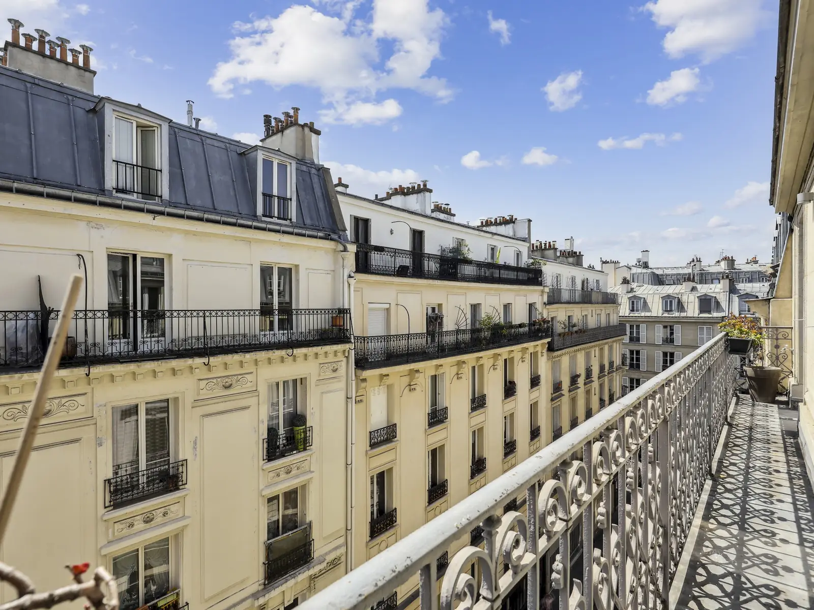 Balcon filé parisien surplombant la rue