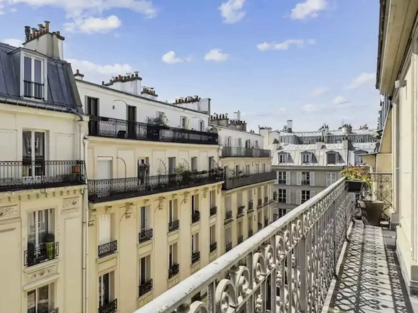 Balcon filant parisien surplombant la rue