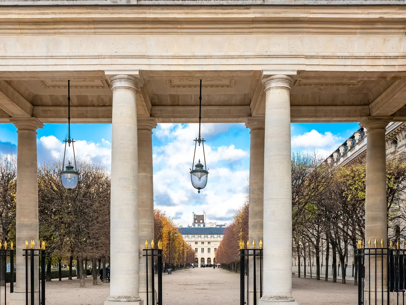 Colonnade of the Palais-Royal and its row of lanterns