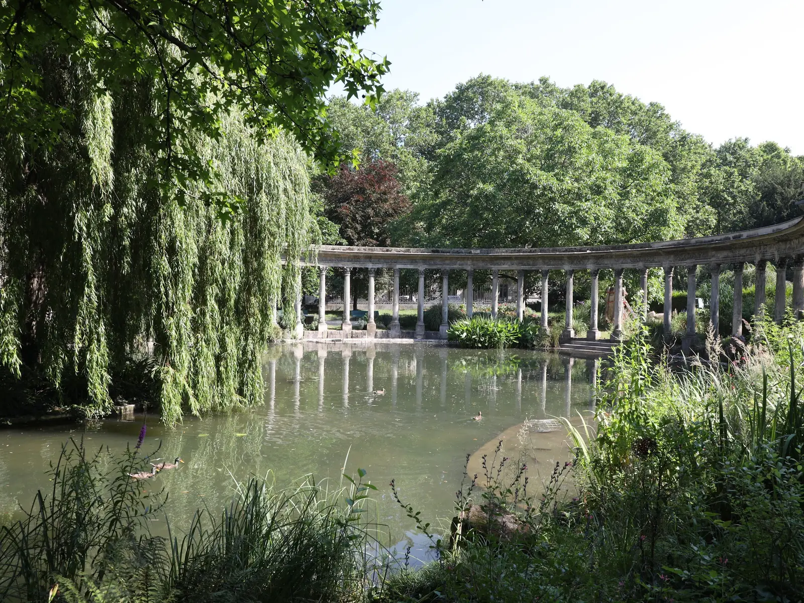 Colonnade et bassin du parc Monceau