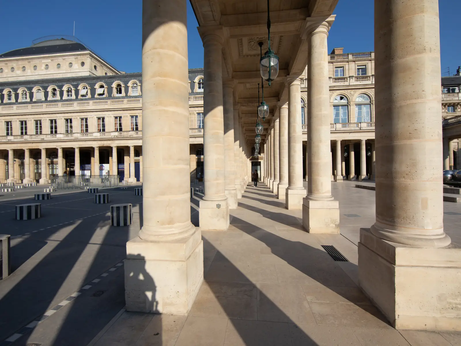 Colonnade parisienne en perspective