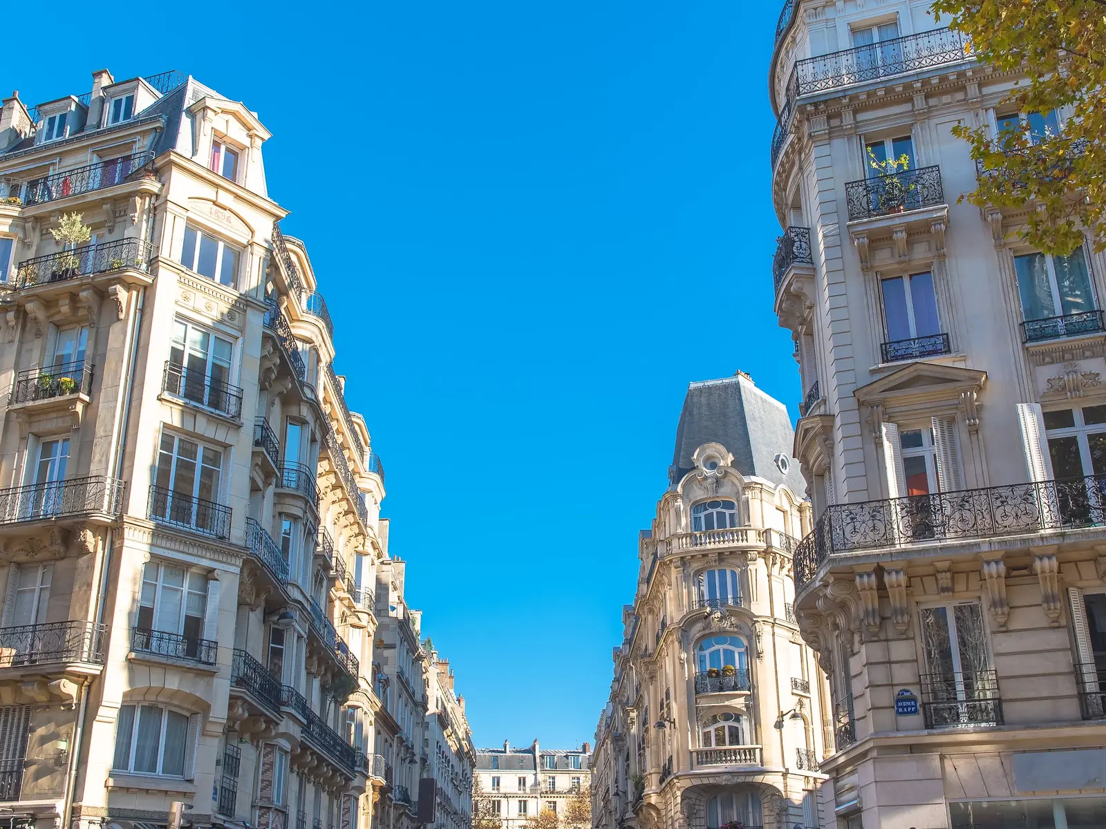 Immeubles parisiens en contre-plongée sur ciel bleu