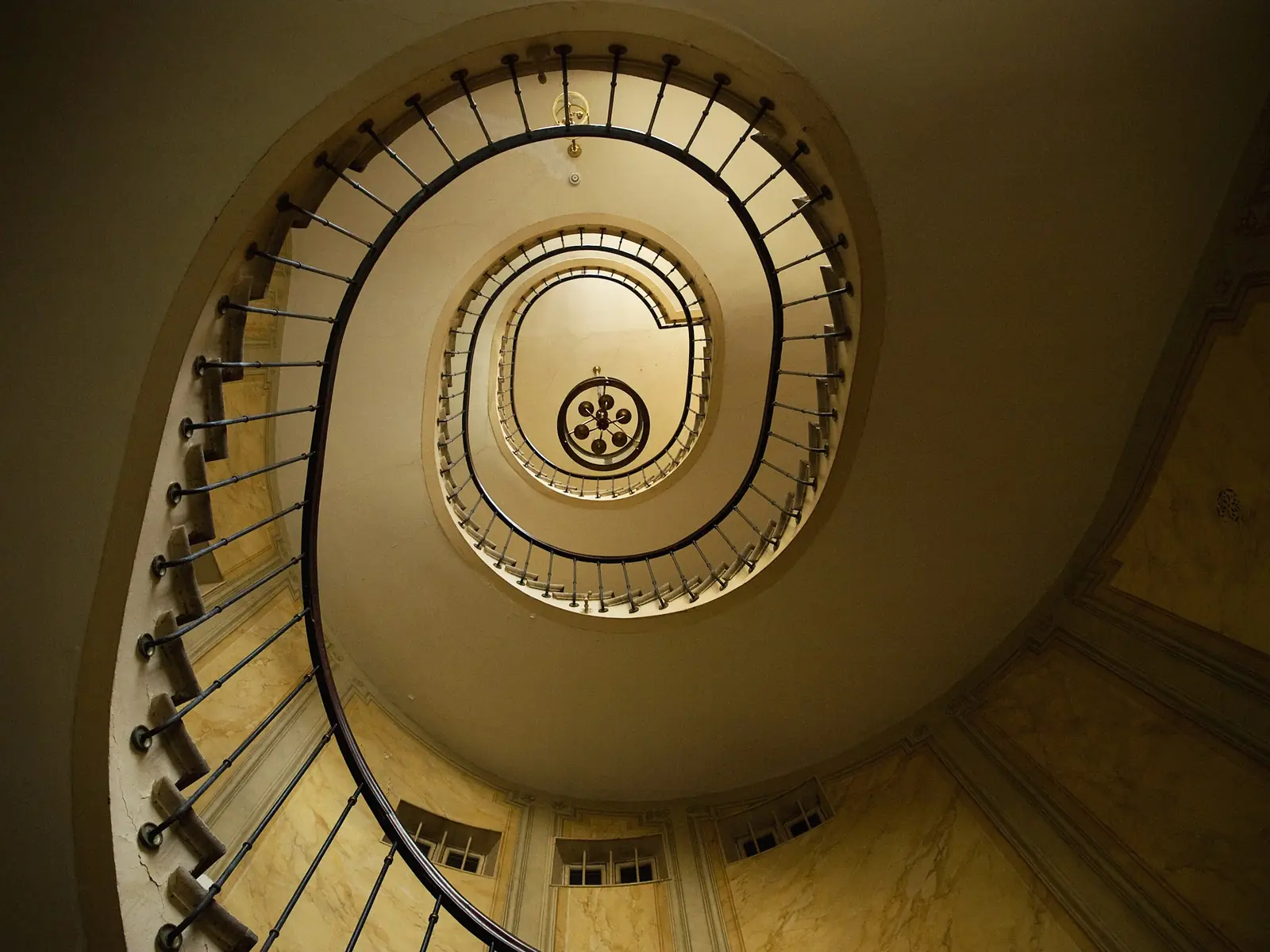 Escalier haussmannien en colimaçon