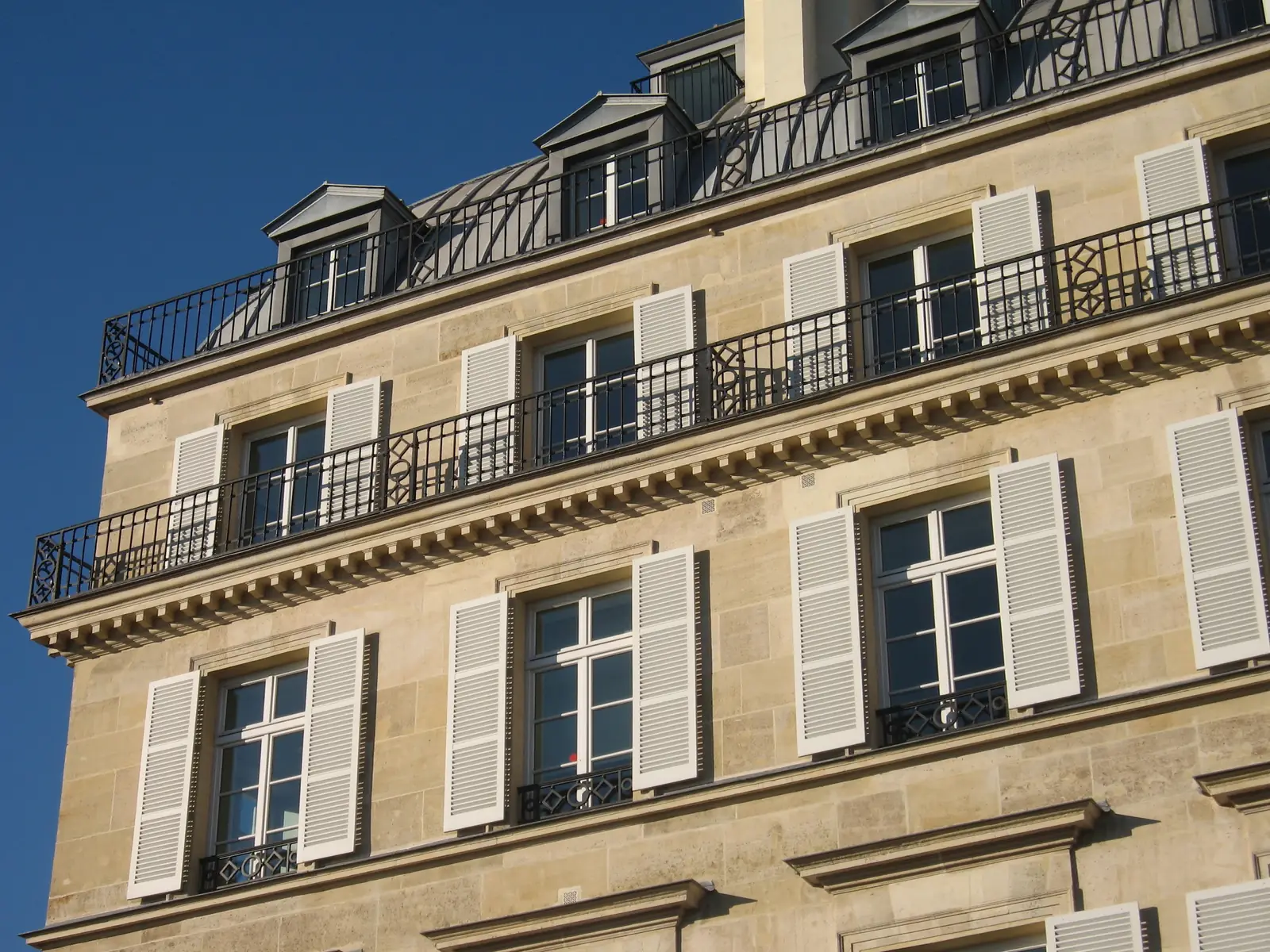 Façade parisienne rythmée par ses balcons
