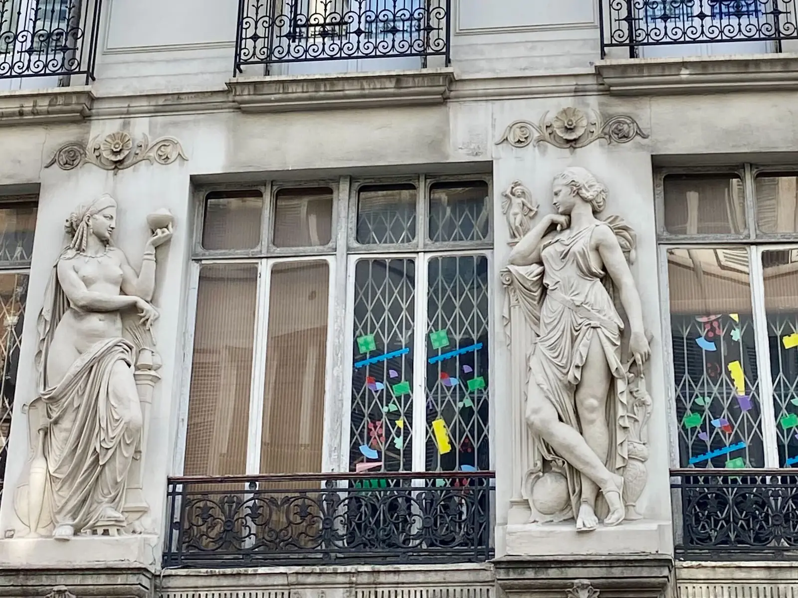 Façade parisienne à cariatides et vitraux