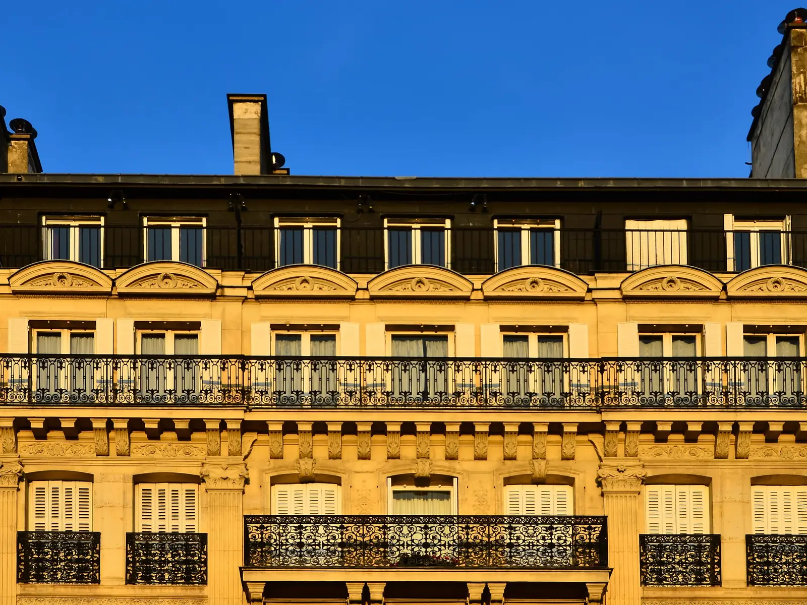 Façade parisienne dorée et ses balcons