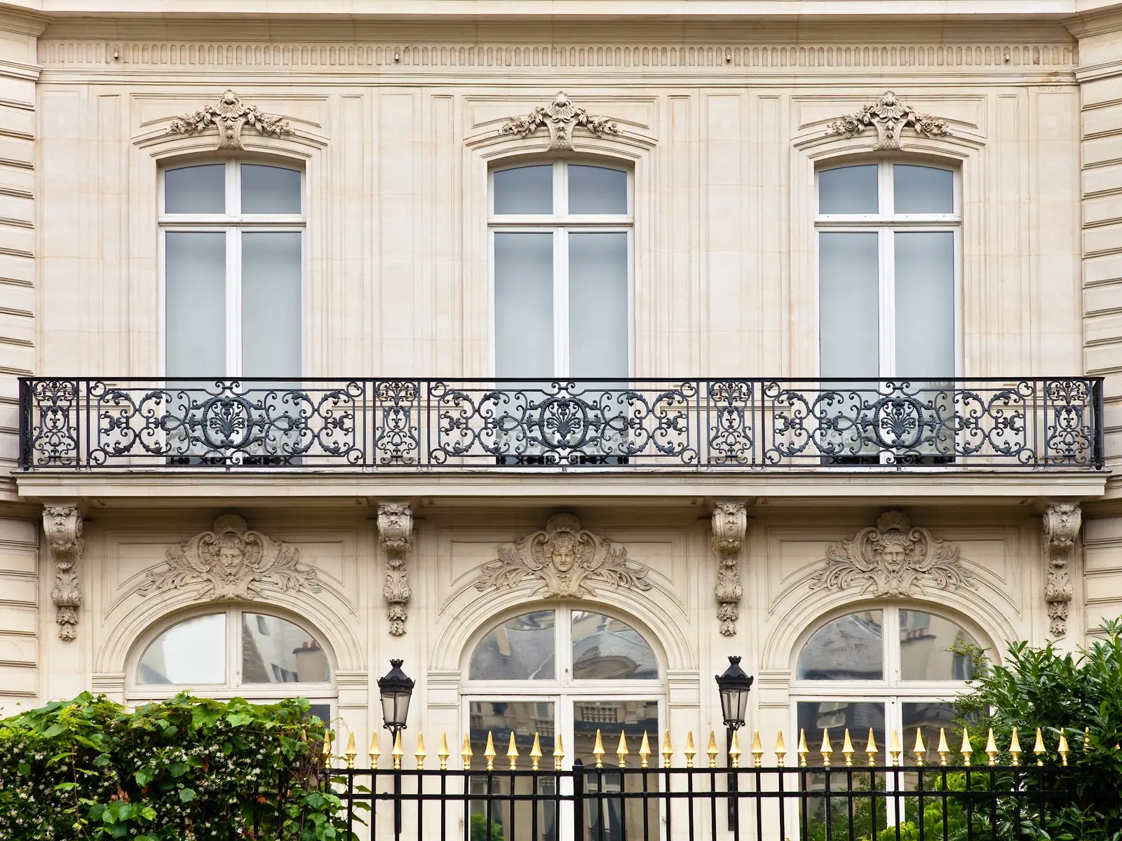 Façade grise d'un hôtel particulier parisien