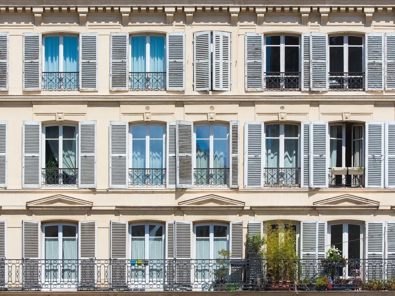 Façade parisienne aux volets bleus