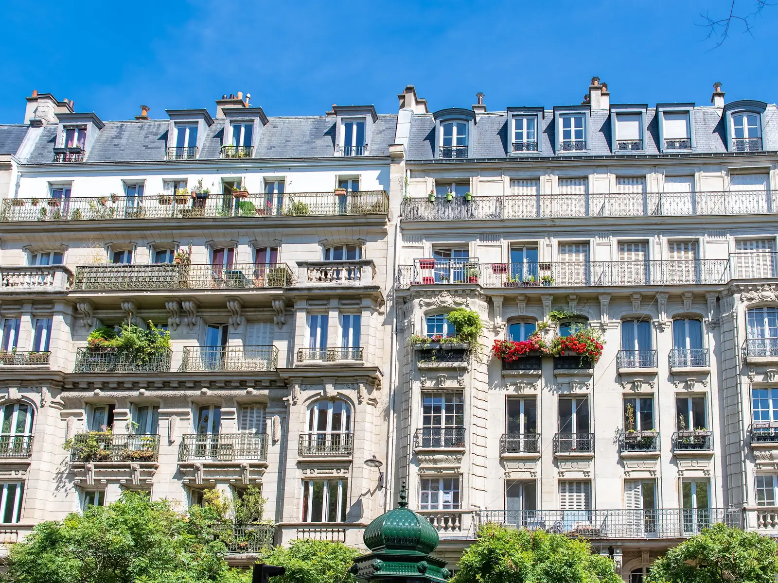 Façades parisiennes aux balcons végétalisés