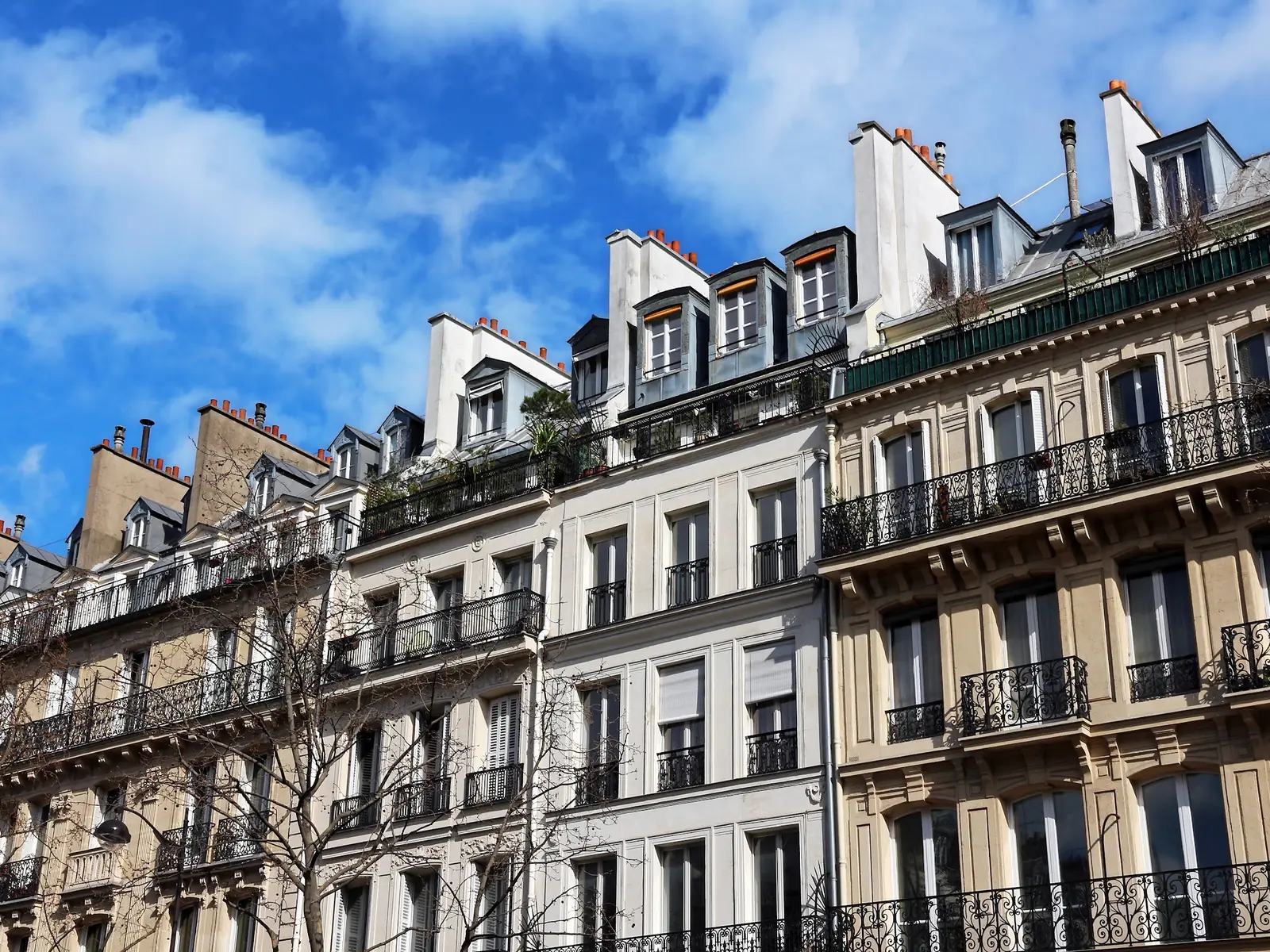 Façades parisiennes et ciel dégagé