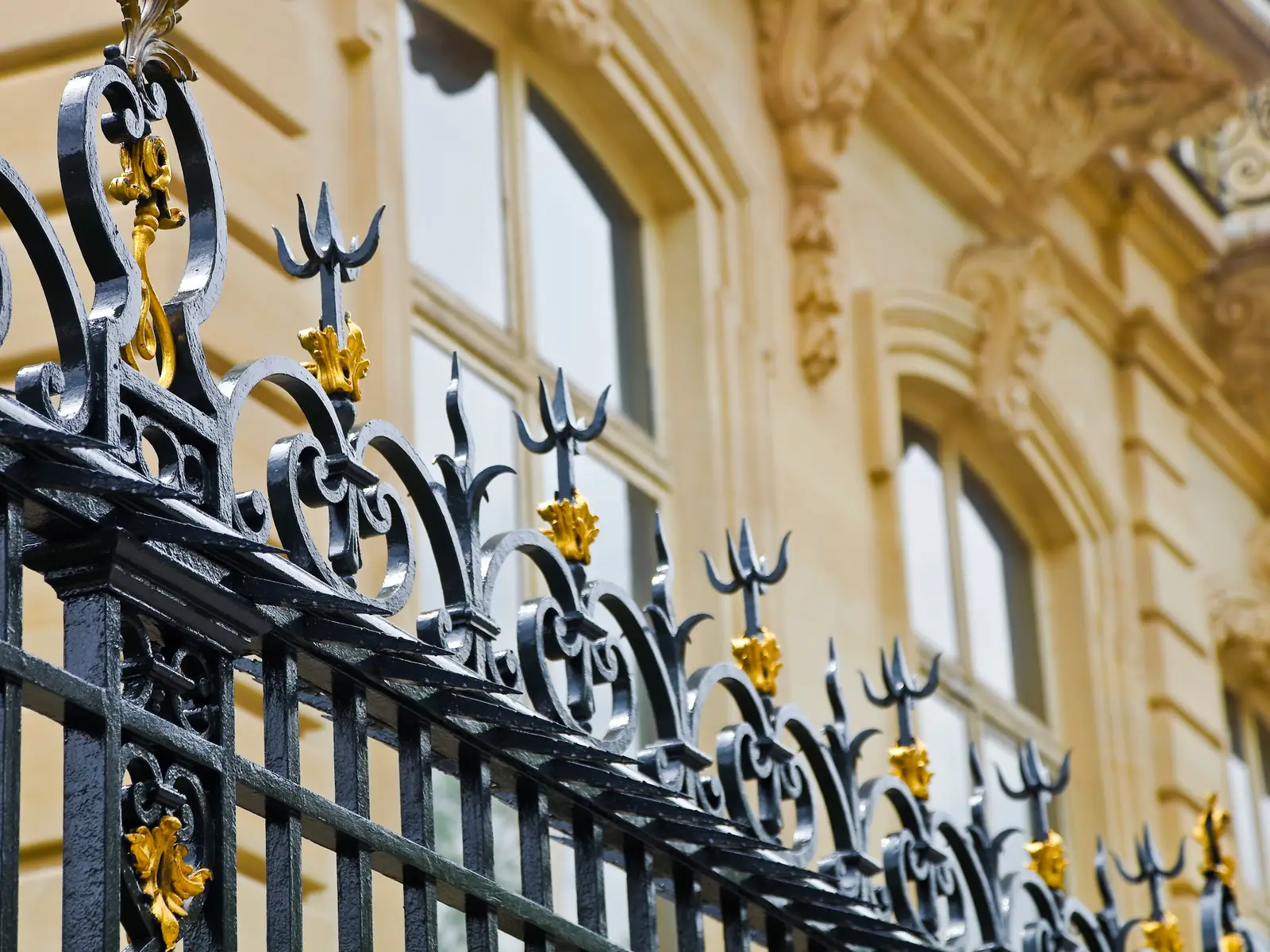 Ferronnerie dorée d'un balcon haussmannien