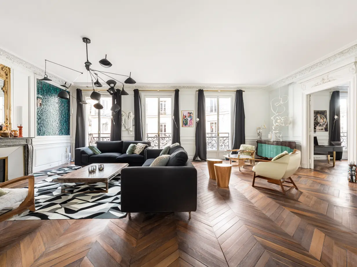 Grand salon parisien au parquet ancien