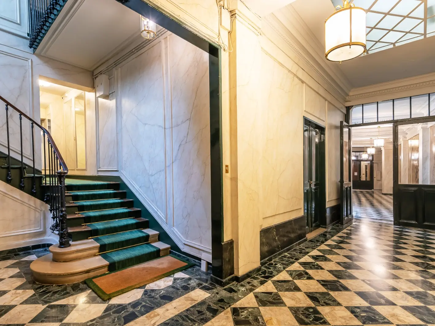 Hall d'immeuble parisien, escalier et sol en damier