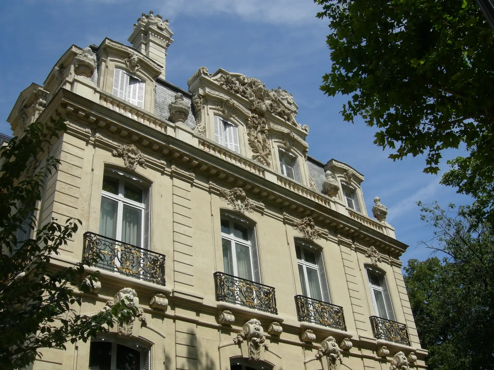 Paris hôtel particulier behind its railings