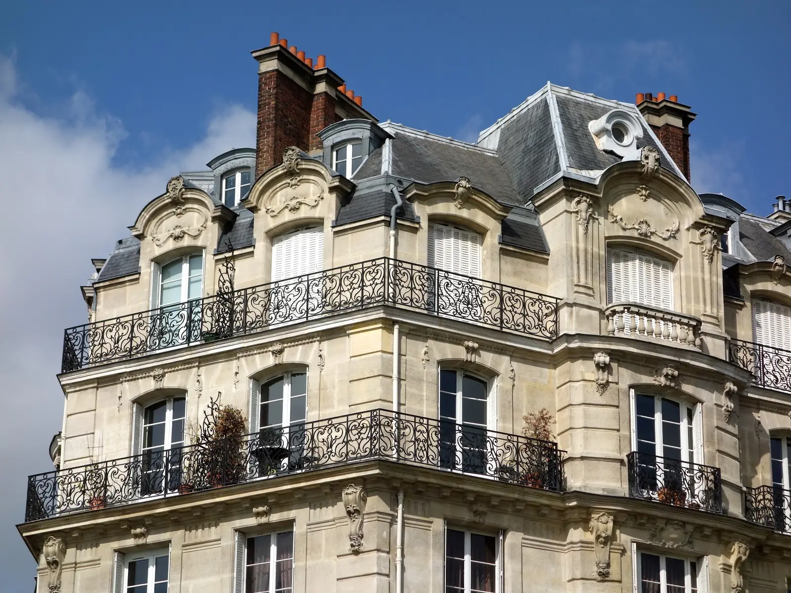 Immeuble parisien d'angle sous un ciel dégagé