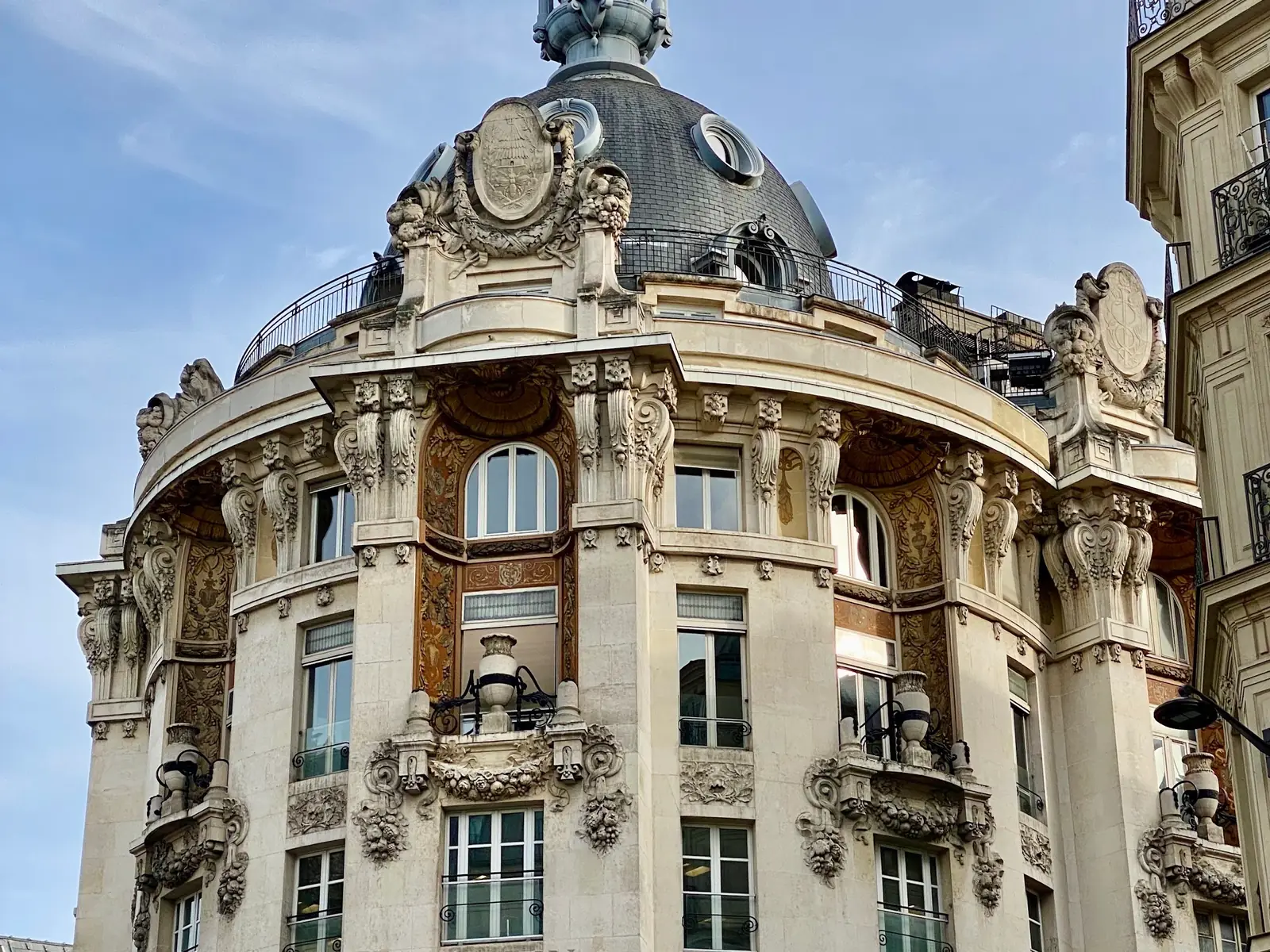 Immeuble parisien d'angle couronné d'une coupole