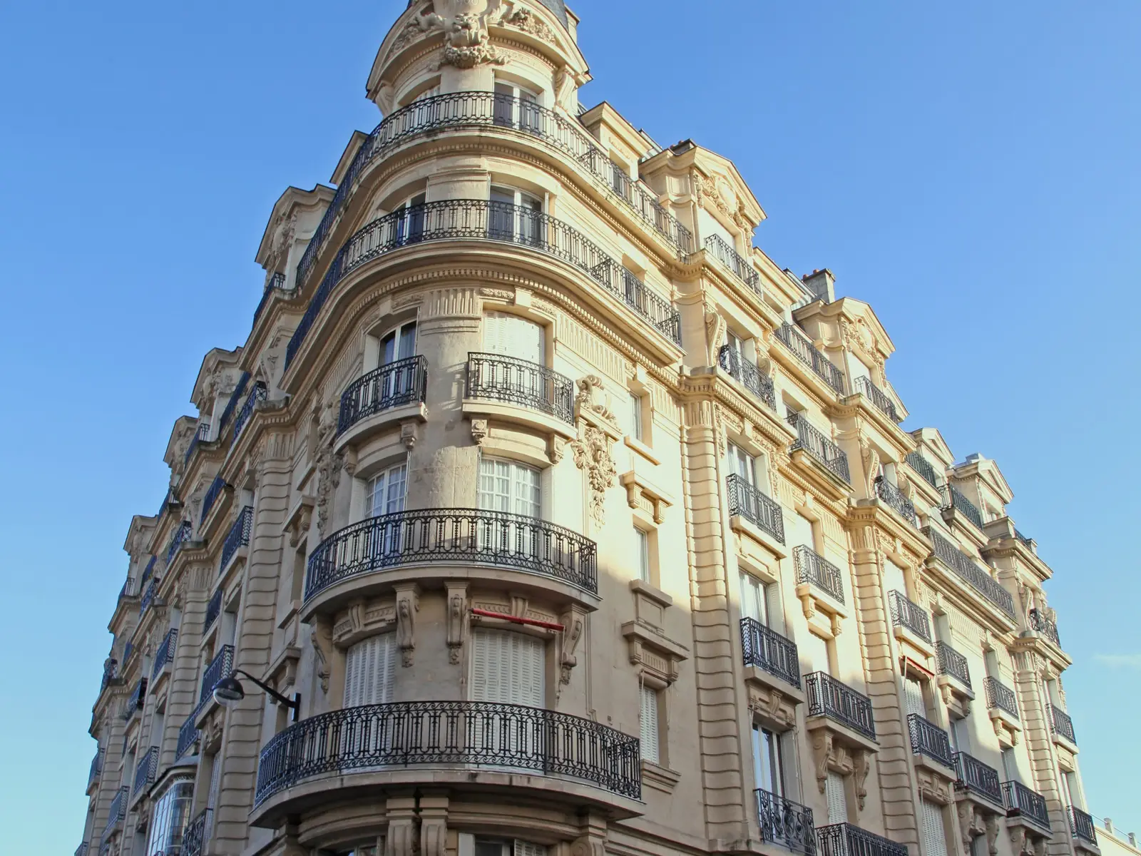 Immeuble parisien d'angle en rotonde