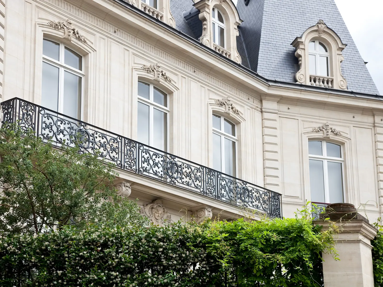 Immeuble parisien d'angle entouré de verdure