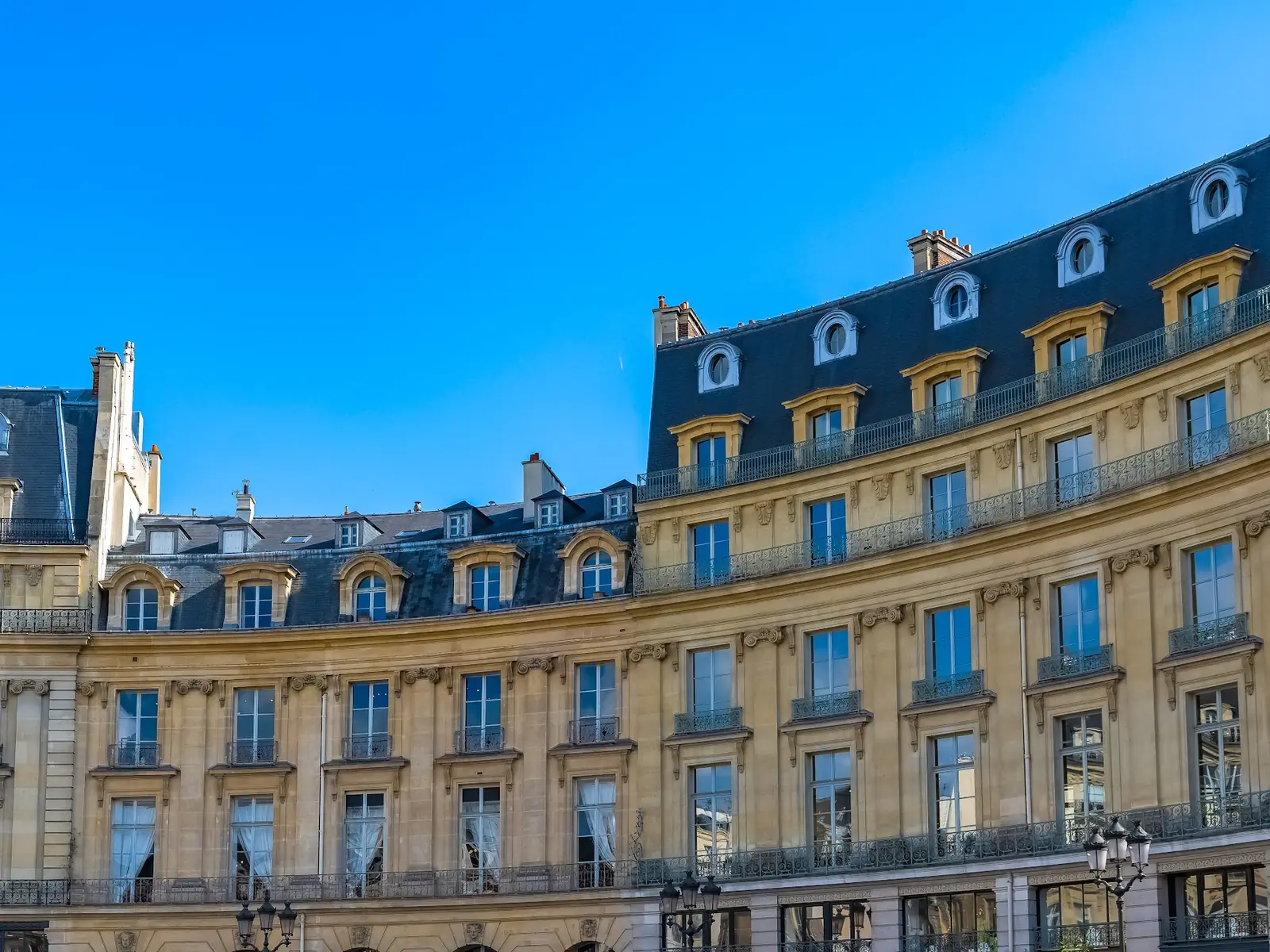 Immeuble parisien en courbe sur ciel bleu